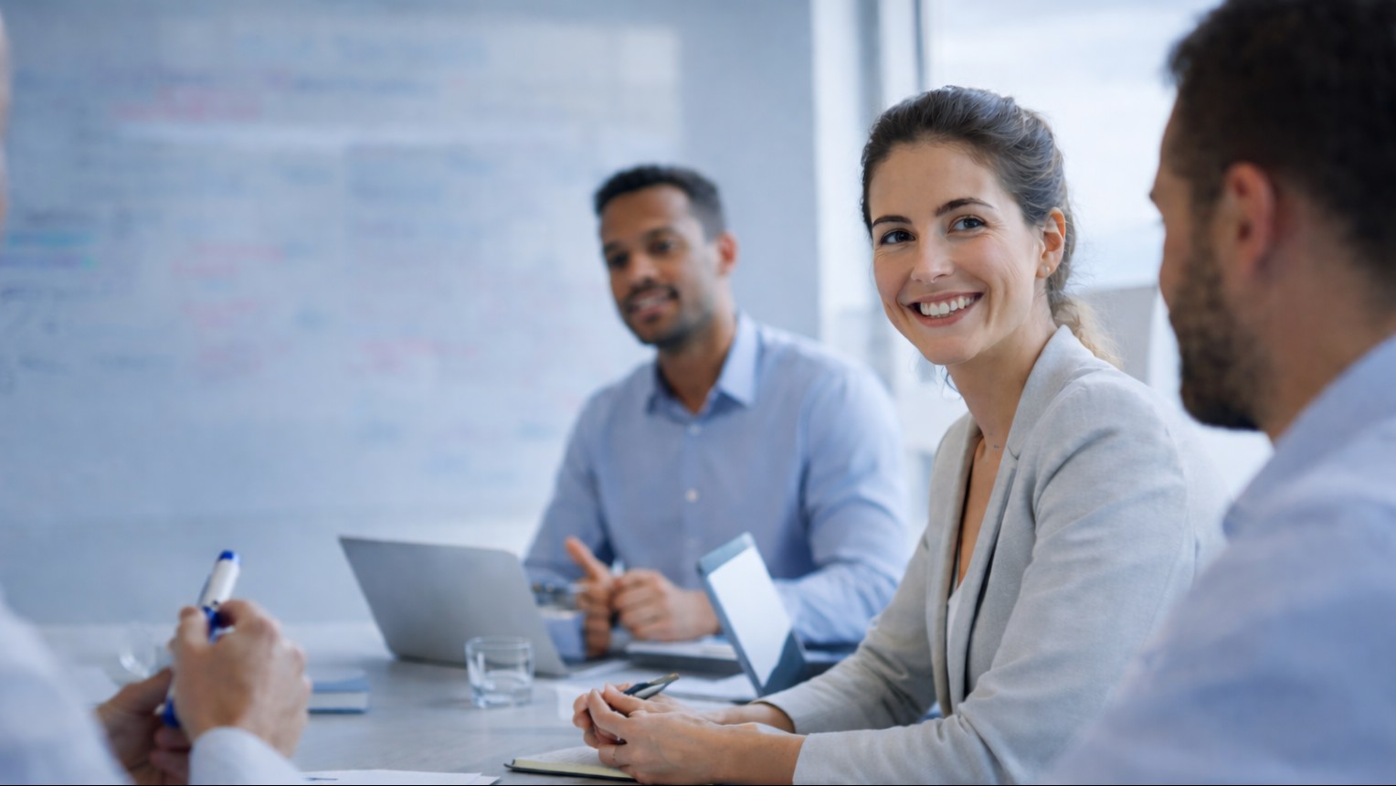 Réunion professionnelle dans un bureau moderne2